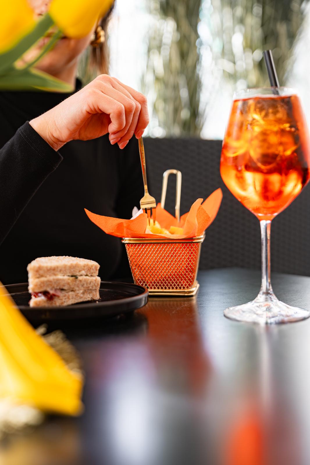 Tavolo con Aperol Spritz e finger food