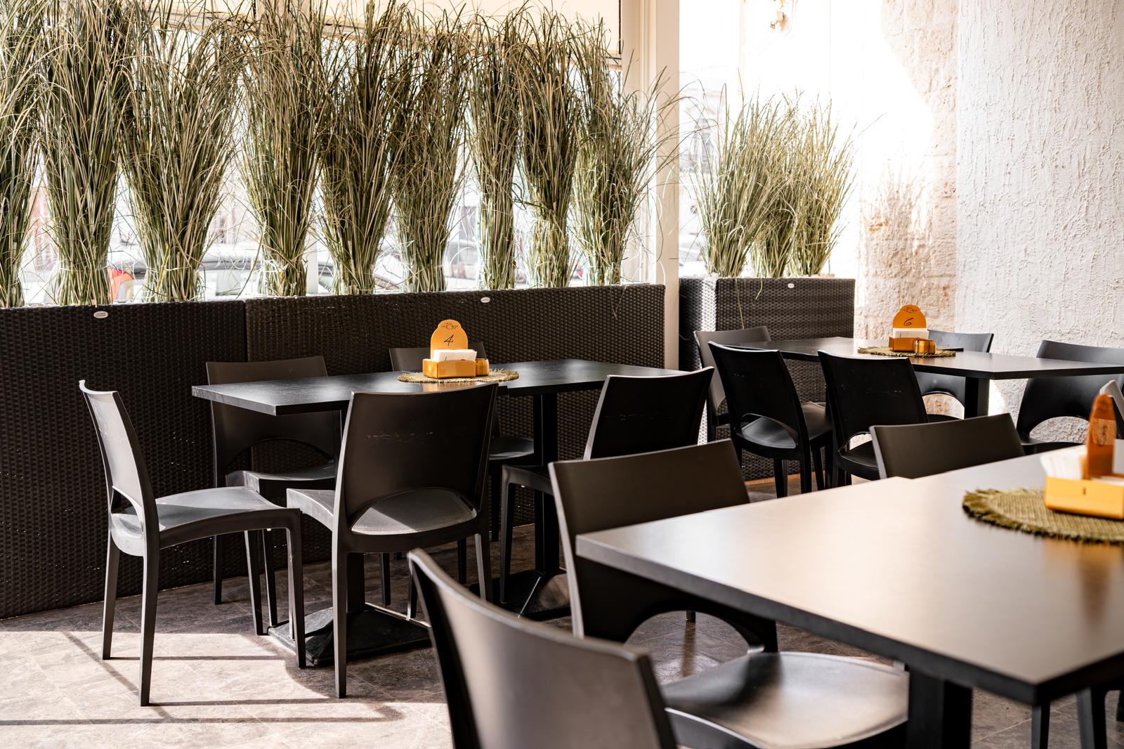 Spazio esterno con tavolini e piante decorative