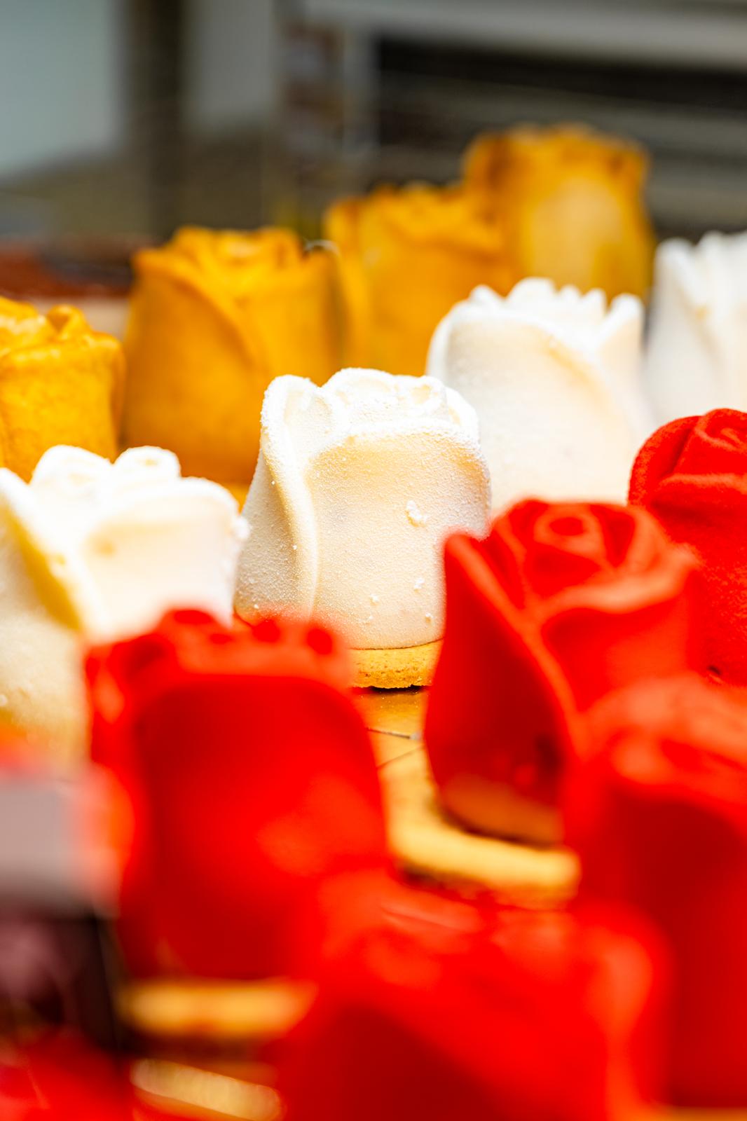 Monoporzioni di pasticceria a forma di rosa