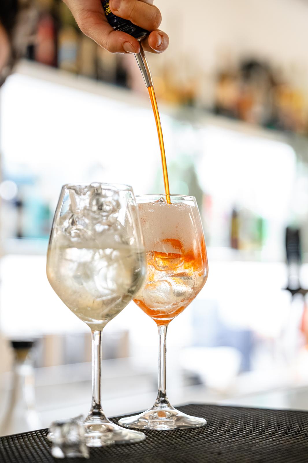 Aperol Spritz versato in un calice