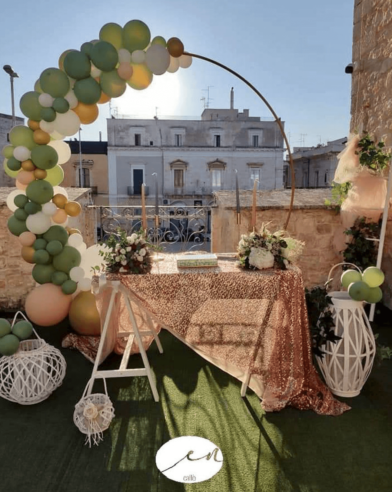 Terrazza panoramica con arco di palloncini e vista su Bitritto
